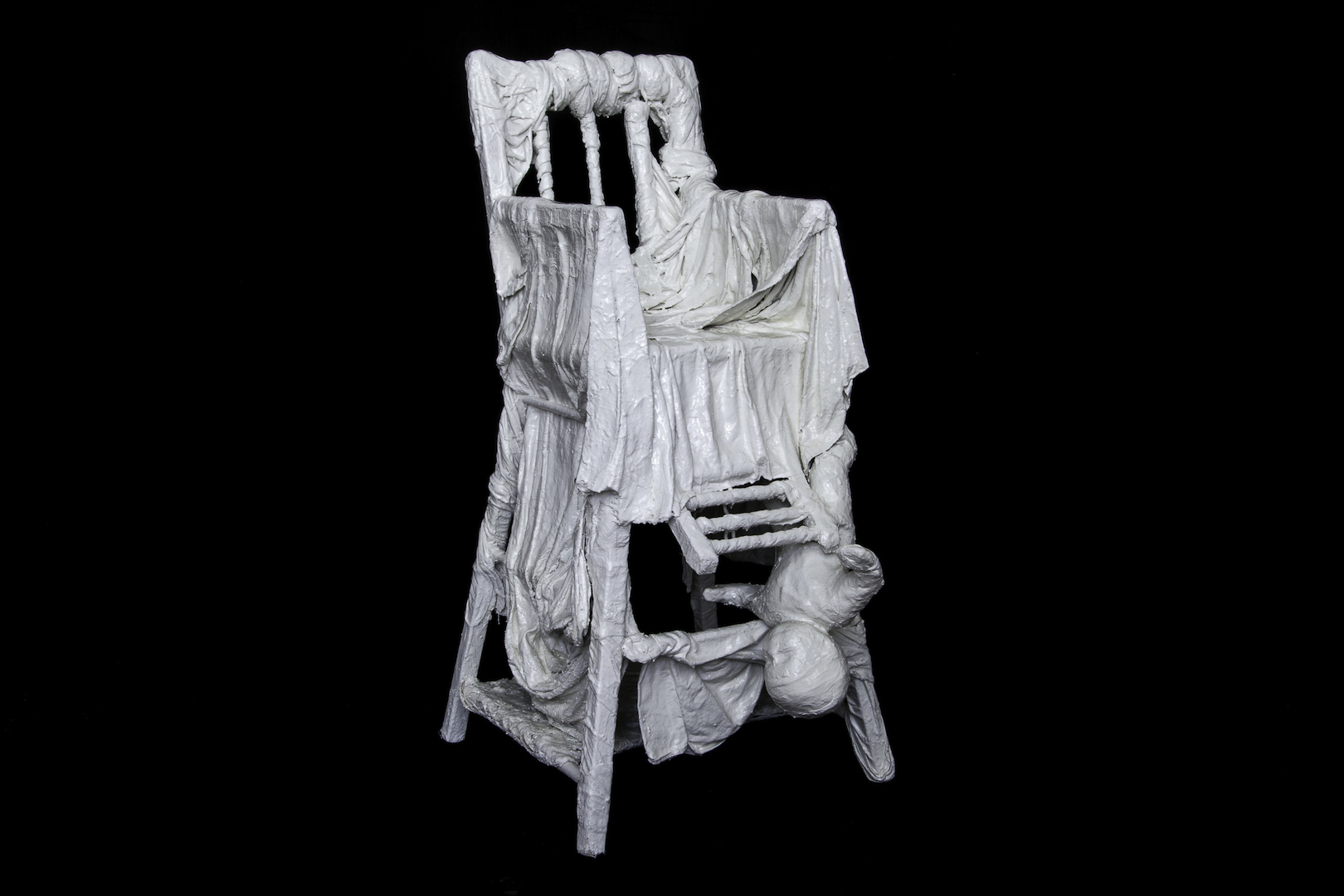 Voix brisée, chaise-haute (bois, tissus divers, plâtre, acrylique)