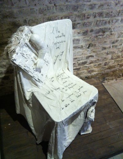 Chaise, avec un poème de Fernando Arrabal écrit par l'auteur